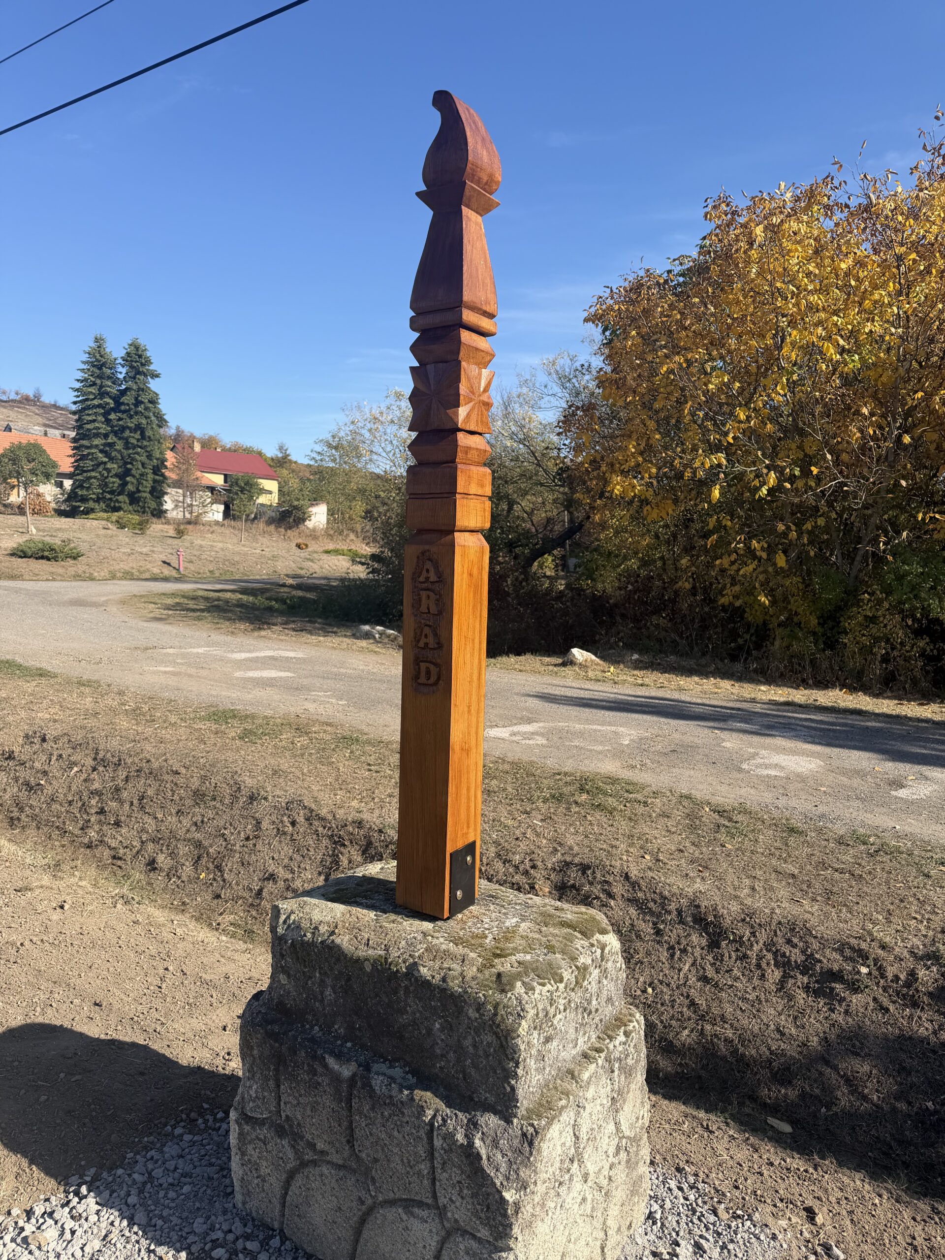 Pandák Pál faragott kopjafája az ARAD felirattal